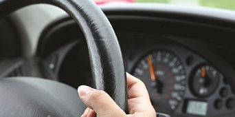 Steering wheel and dashboard of a vehicle